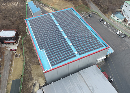 친환경 전기 사용을 위한 태양광 에너지 도입을 검토하였고, 2022년 지붕형 태양광 사업을 추진하여 CJ씨푸드 이천공장에 200Kwp 규모의 발전시설을 설치하여, 신재생에너지로의 대체를 적극적으로 진행중입니다.