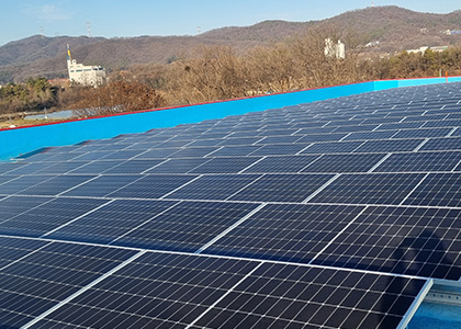 친환경 전기 사용을 위한 태양광 에너지 도입을 검토하였고, 2022년 지붕형 태양광 사업을 추진하여 CJ씨푸드 이천공장에 200Kwp 규모의 발전시설을 설치하여, 신재생에너지로의 대체를 적극적으로 진행중입니다.
